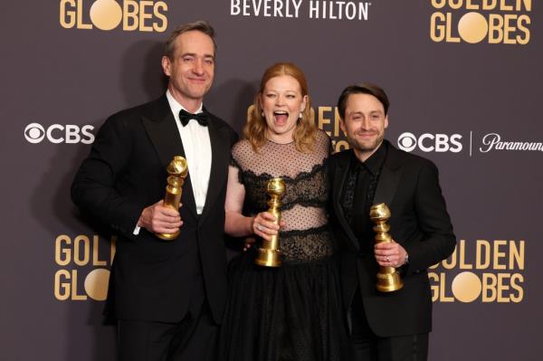 Matthew Macfayden, Sarah Snook ad Kieran Culkin holding Golden Globe awards.