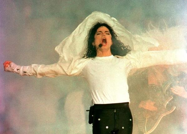 Michael Jackson performs during the halftime show at the NFL's Super Bowl  XXVII in Pasadena, California, in this January 31, 1993 file photo. The body of Michael Jackson has been released to his family, a Los Angeles County coroner's spokesman said on June 27, 2009 after an autopsy failed to immediately determine what killed the troubled pop star. Members of Jackson's family were said to be gathering at his parent's home in suburban Los Angeles to make final arrangements for the 