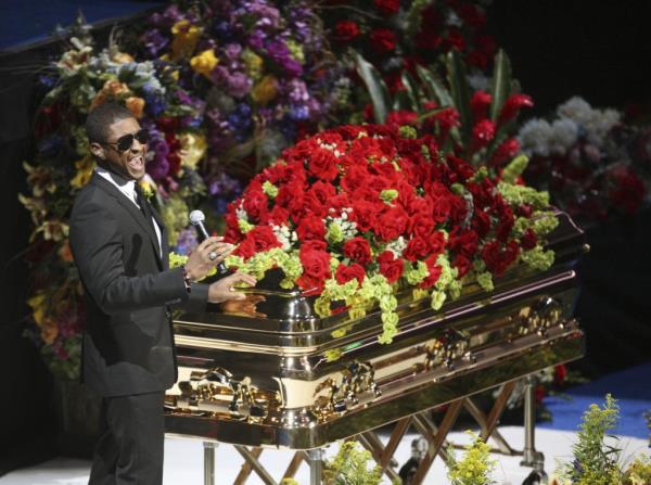 Usher performs by the casket of Michael Jackson during the memorial services for the King of Pop at the Staples Center in Los Angeles on July 7, 2009. Michael Jackson's family and close friends held a private service at a Los Angeles cemetery as fans crowded into the city's downtown area for a star-packed public memorial to Michael Jackson.        AFP PHOTO/Mario Anzuoni/Pool (Photo credit should read MARIO ANZUONI/AFP via Getty Images)