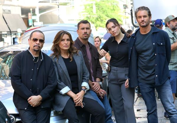 Mariska Hargitay, Ice-T, Octavio Pisano, Juliana Aiden Martinez, and Kevin Kane filming scenes for 