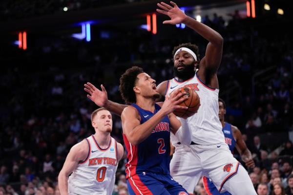 Mitchell Robinson defends Cade Cunningham during the Knicks' victory.