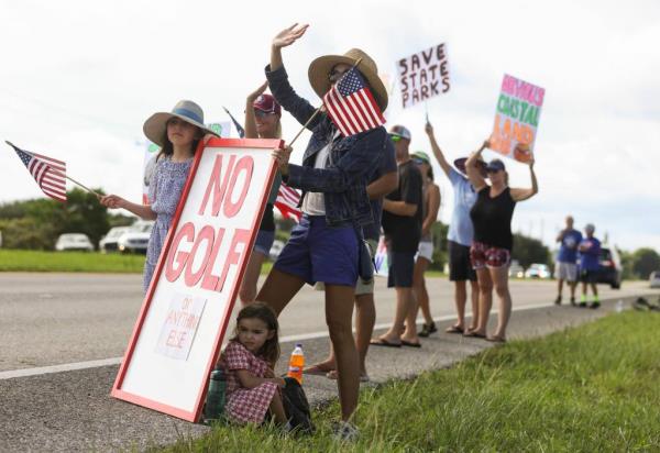 A large crowd of people gather at the front entrance of Jo<em></em>nathan Dickinson State Park to protest against the proposed golf courses Saturday, Aug. 24, 2024, in Martin County. Florida 