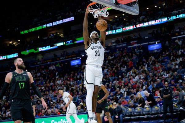 Brooklyn Nets center Day'Ron Sharpe (20) dunks against New Orleans Pelicans center Jo<em></em>nas Valanciunas (17) 