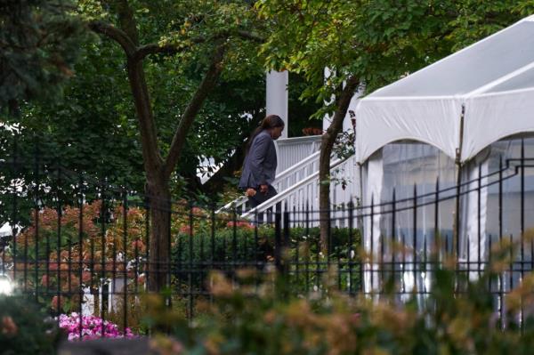 A FBI agent enters Gracie Mansion, the official residence of New York City Mayor Eric Adams in New York City, U.S., September 26, 2024. 