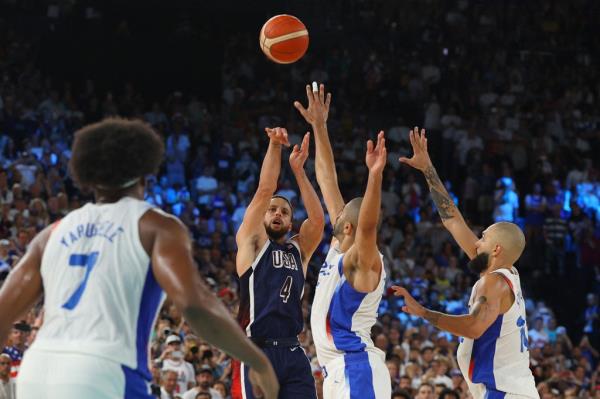 Steph Curry made eight 3-pointers and collected five assists during Team USA's win against France on Aug. 10.