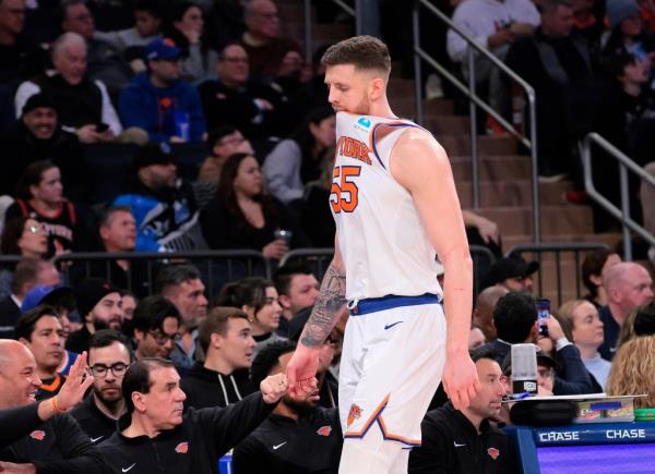  Knicks center Isaiah Hartenstein #55 reacts as he walks to the bench during the second quarter on Monday.