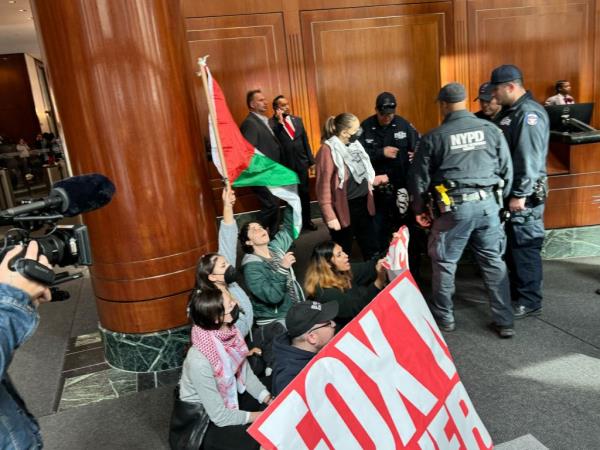 The demo<em></em>nstration co<em></em>ntinued inside the News Corp lobby.