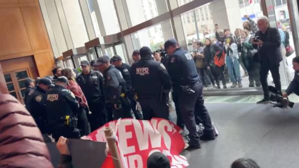 </p>

<p>　　Pro-Palestinian supporters at NewsCorp Fox News building, Manhattan, Friday November 17th 2023.