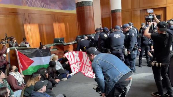 </p>

<p>　　Pro-Palestinian supporters at NewsCorp Fox News building, Manhattan, Friday November 17th 2023.