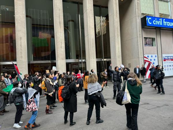 </p>

<p>　　Pro-Palestinian supporters at NewsCorp Fox News building, Manhattan, Friday November 17th 2023.