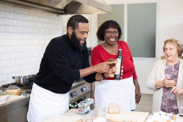 Anthony Anderson brought his mother on an internatio<em></em>nal vacation in the new E! travel series “Trippin’ With Anthony Anderson and Mama Doris.”</p>

<p>　　