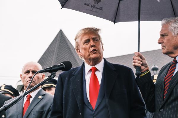 </p>

<p>　　Former president Trump speaks outside the wake for NYPD officer Jo<em></em>nathan Diller who was shot and killed in the line of duty during a traffic stop in Queens.