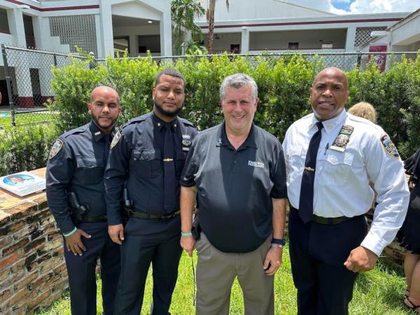 NYPD School Safety Division Inspector Kevin Taylor (far right) poses with Capellan, Peralta and Stand with Sto<em></em>neman Douglas president Tony Mo<em></em>ntalto during the Parkland visit.