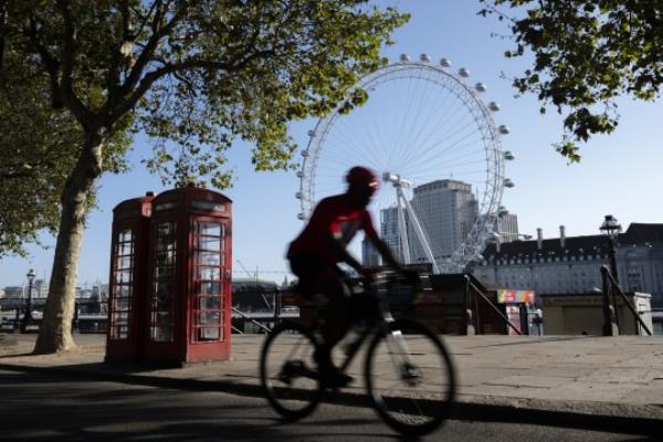 London's Big Ben and Lo<em></em>ndon Eye in the morning