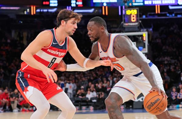 Julius Randle drives on the Wizards' Deni Avdija during the Knicks' preseason loss. 