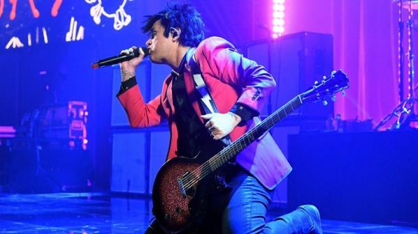 Billie Joe Armstrong kneeling