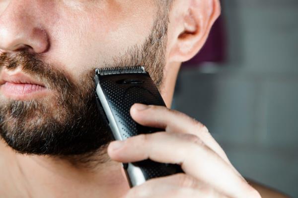 shavin<em></em>g the beard with a clipper