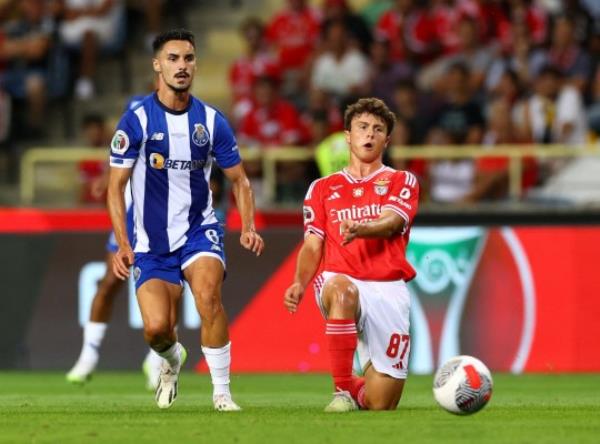 Soccer Football - Supertaca - Benfica v FC Porto - Estadio Municipal de Aveiro, Aveiro, Portugal - August 9, 2023 FC Porto's Stephen Eustaquio in action with Benfica's Joao Neves REUTERS/Pedro Nunes