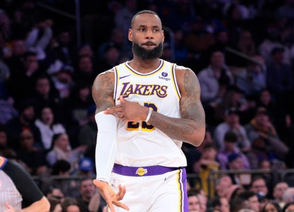 LeBron James, who scored 24 points, celebrates after hitting a 3-pointer during the Knicks' 113-105 loss to the Lakers.