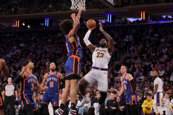 LeBron James shoots over Jericho Sims during the Knicks' loss to the Lakers.