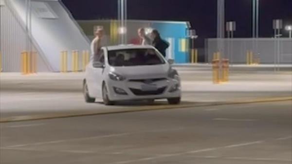 Shocking footage posted on Tuesday night shows a white Hyundai hatchback with red p-plates screeching through a rooftop car park at Cockburn Gateway Shopping Centre.</p>

<p>　　