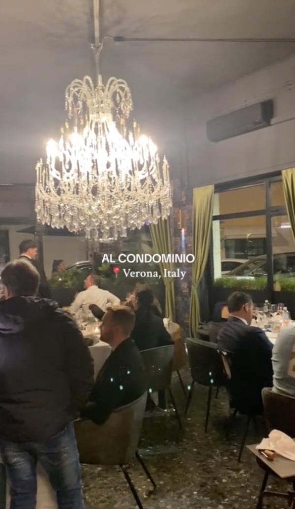 Italian restaurant is offering a free bottle of wine to customers who relinquish their mobile pho<em></em>nes during meals.</p>

<p>　　