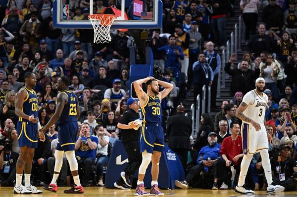 Warriors guard Stephen Curry (30) reacts to a foul called against him