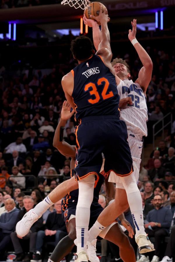 Karl-Anthony Tows blocks Franz Wagner's shot during the Knicks' win over the Magic.