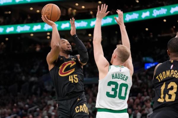 Do<em></em>novan Mitchell, who scored a game-high 29 points, shoots a jumper over Sam Hauser during the Cavaliers' 118-94 Game 2 win over the Celtics.