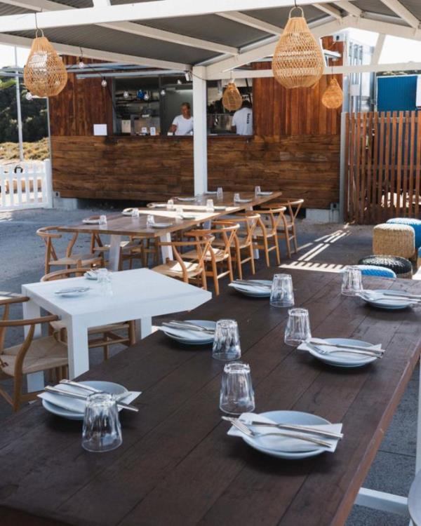 Sandy feet are encouraged at the outdoor venue as it follows a relaxed and coastal theme, but the menu is nothing short of lavish.</p>

<p>　　