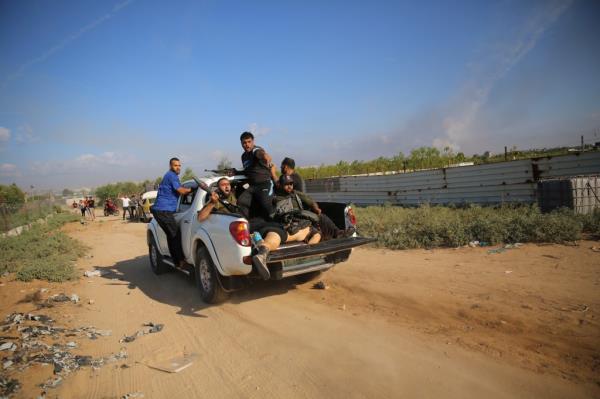 </p>

<p>　　Palestinian militants drive back to the Gaza Strip with the body of an Israeli soldier on Saturday, Oct. 7, 2023. 