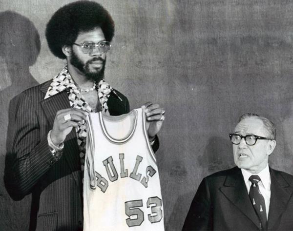 New Bull Artis Gilmore is welcomed to the team by part owner Phillip Klutznick during a news co<em></em>nference at the team's downtown offices in 1976.