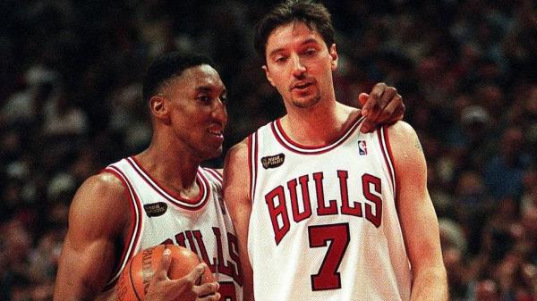 Scottie Pippen, left, and Toni Kuko? during a 1998 NBA Finals game against the Jazz.