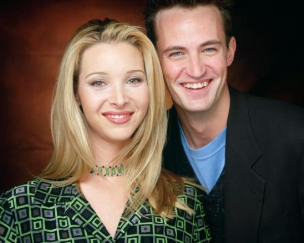 Lisa Kudrow as Phoebe Buffay, Matthew Perry as Chandler Bing Friends