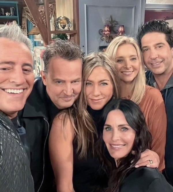 Friends cast Lisa Kudrow, Matthew Perry, Matt LeBlanc, David Schwimmer, Courteney Cox, Jennifer Aniston