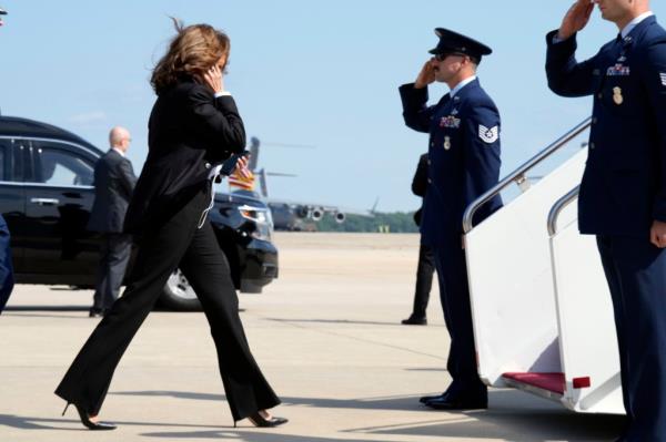 Democratic presidential nominee Vice President Kamala Harris boards Air Force Two to travel to Detroit and Pittsburgh for campaign events, at Joint ba<em></em>se Andrews, Md., Mo<em></em>nday Sept. 2, 2024.