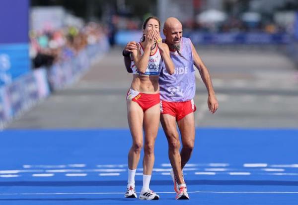 Marathon runner Elena Co<em></em>ngost was disqualified just metres from the fini9sh line for helping her guide Mia Carol Bruguera from falling.