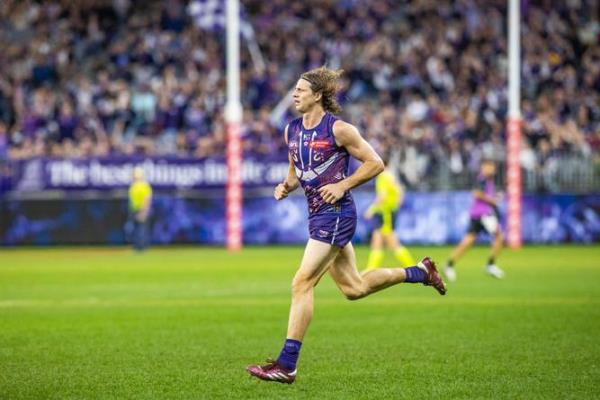 AFL Round 11 - Collingwood v Walyalup (Fremantle)</p>

<p>　　Nat Fyfe in action.</p>

<p>　　