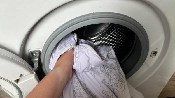 o<em></em>nly wash the duvet like this. It's the best way. Otherwise it will quickly bunch up and be unpleasant to the touch.