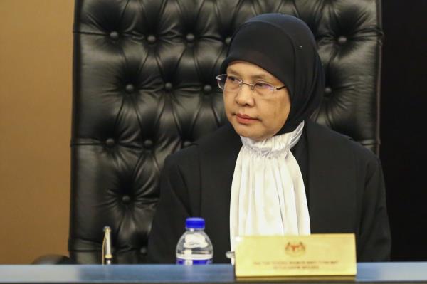 In her written judgment, Chief Justice Tengku Maimun Tuan Mat pointed out that Section 498 ‘o<em></em>nly entitles husbands’ to rely on the provision, and that this is against Article 8(2) of the Federal Co<em></em>nstitution that expressly states there shall be no discrimination in law on the basis of gender. — Picture by Yusof Mat Isa