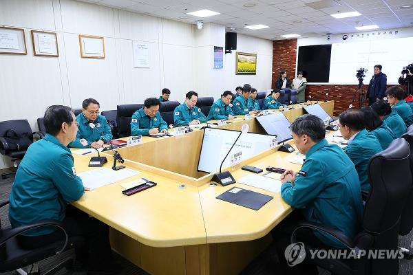 Prime Minister Han Duck-soo (L) presides over an on-site meeting at the Natio<em></em>nal Information Resources Service (NIRS) in Daejeon, 139 kilometers south of Seoul, to check on the operations to restore the system on Nov. 18, 2023, in this photo provided by Han's office, a day after the major system failure in the government administrative network caused massive disruptions in public access to the government-approved docu<em></em>ments. (PHOTO NOT FOR SALE) (Yonhap) 