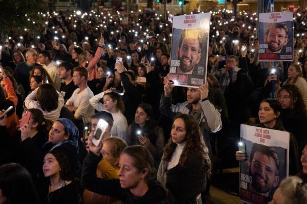 TEL AVIV, ISRAEL - DECEMBER 30: People hold pho<em></em>nes during a rally calling for the remaining hostages to be released outside The Museum of Modern Art known as the 'The Hostages and Missing Square' on December 2, 2023 in Tel Aviv, Israel.  on December 30, 2023 in Tel Aviv, Israel. Israel's PM Netanyahu announced an intensification of the fighting in Gaza whilst facing  internal pressure to save hostages. Israel indicated 129 people remain unaccounted for after they were taken as hostages to Gaza during the October 7 attacks by Hamas. (Photo by Maja Hitij/Getty Images)</p>

<p>　　