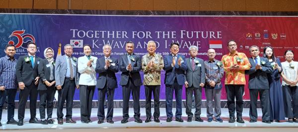 Daewoo E&C Chairman Jung Won-ju (11th from left, front row), who doubles as chairman of Herald Corp., Gandi Sulistiyanto (on Jung’s left), Indo<em></em>nesian ambassador to Korea, and other government and company officials of Korea and Indo<em></em>nesia pose for a photo at the Korea-Indo<em></em>nesia Cooperation Forum held at a hotel in Jakarta, Indonesia, Thursday. (Lee Sang-sub/The Korea Herald)