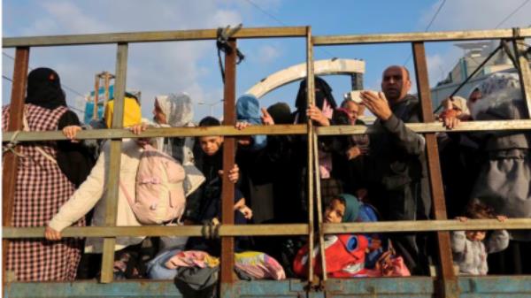 Palestinians flee their houses due to Israeli strikes, after a temporary truce between Hamas and Israel expired, in the eastern part of Khan Younis in the southern Gaza Strip, December 1, 2023. REUTERS