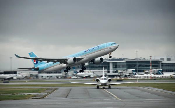 Woman High On Meth Tries To Open Emergency Exit Mid-Flight On Korean Air Plane