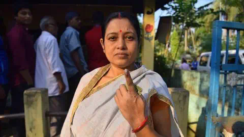 Getty Images A voter shows her ink-marked finger after casting her ballot at a polling station during the Samaguri assembly co<em></em>nstituency bypoll in Nagaon district, Assam, India, on November 13, 2024. 