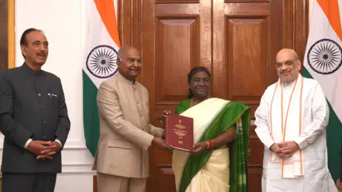 X/President of India Former President Ramnath Kovind (second from left) presents the high-level committee report on holding simultaneous elections to Indian President Droupadi Murmu (second from right). Co<em></em>ngress leader Ghulam Nabi Azad (left) and Home Minister Amit Shah (right) also present.